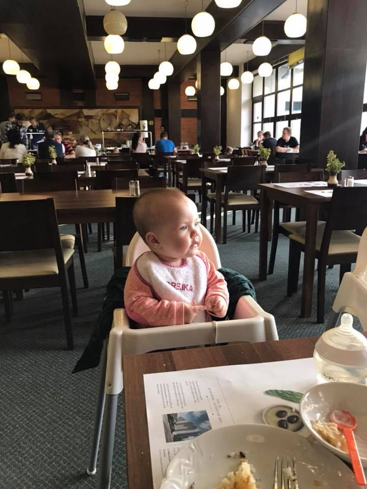 Andrejka v hotelové restauraci