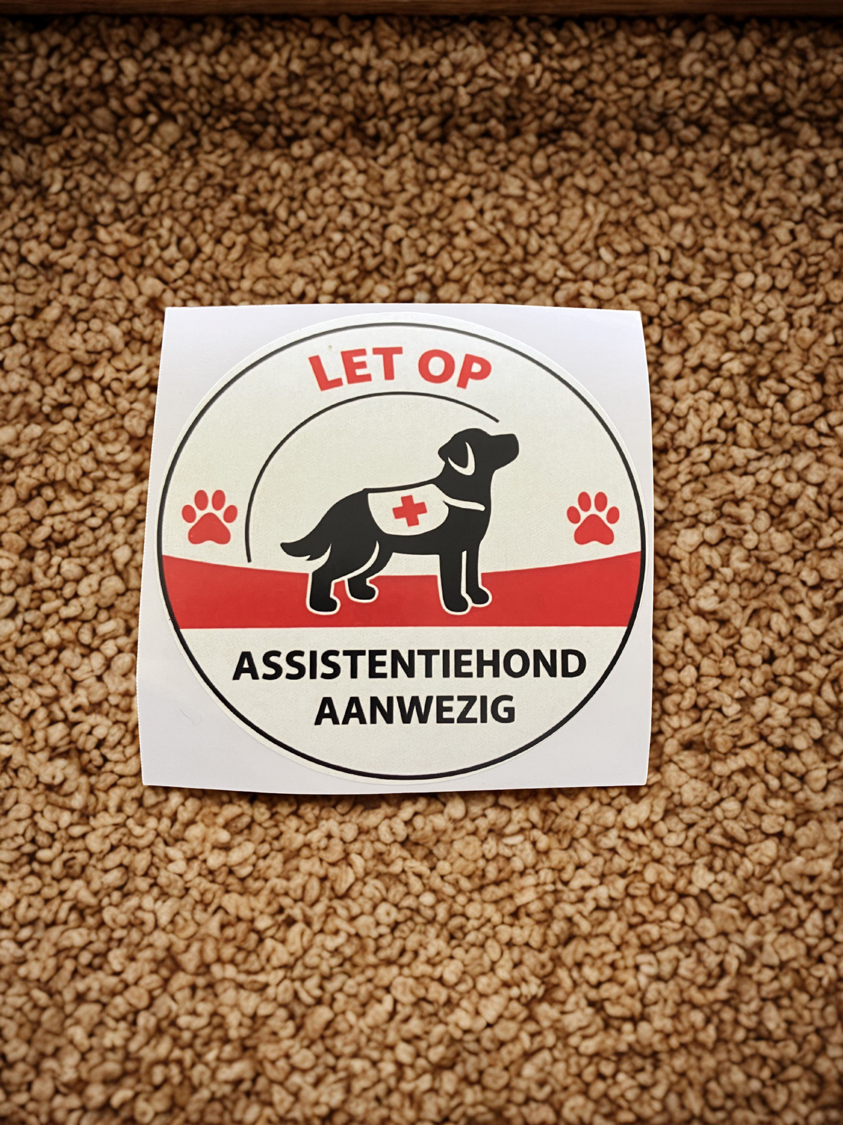 Sticker – Assistentiehond aanwezig | Waterbestendig 8 cm