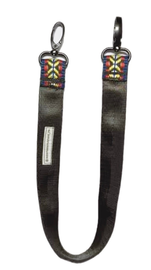 Stevige hondenaccessoire van zwart band met metalen musketons en kleurrijk geweven patroon in geel/rood/blauw/wit