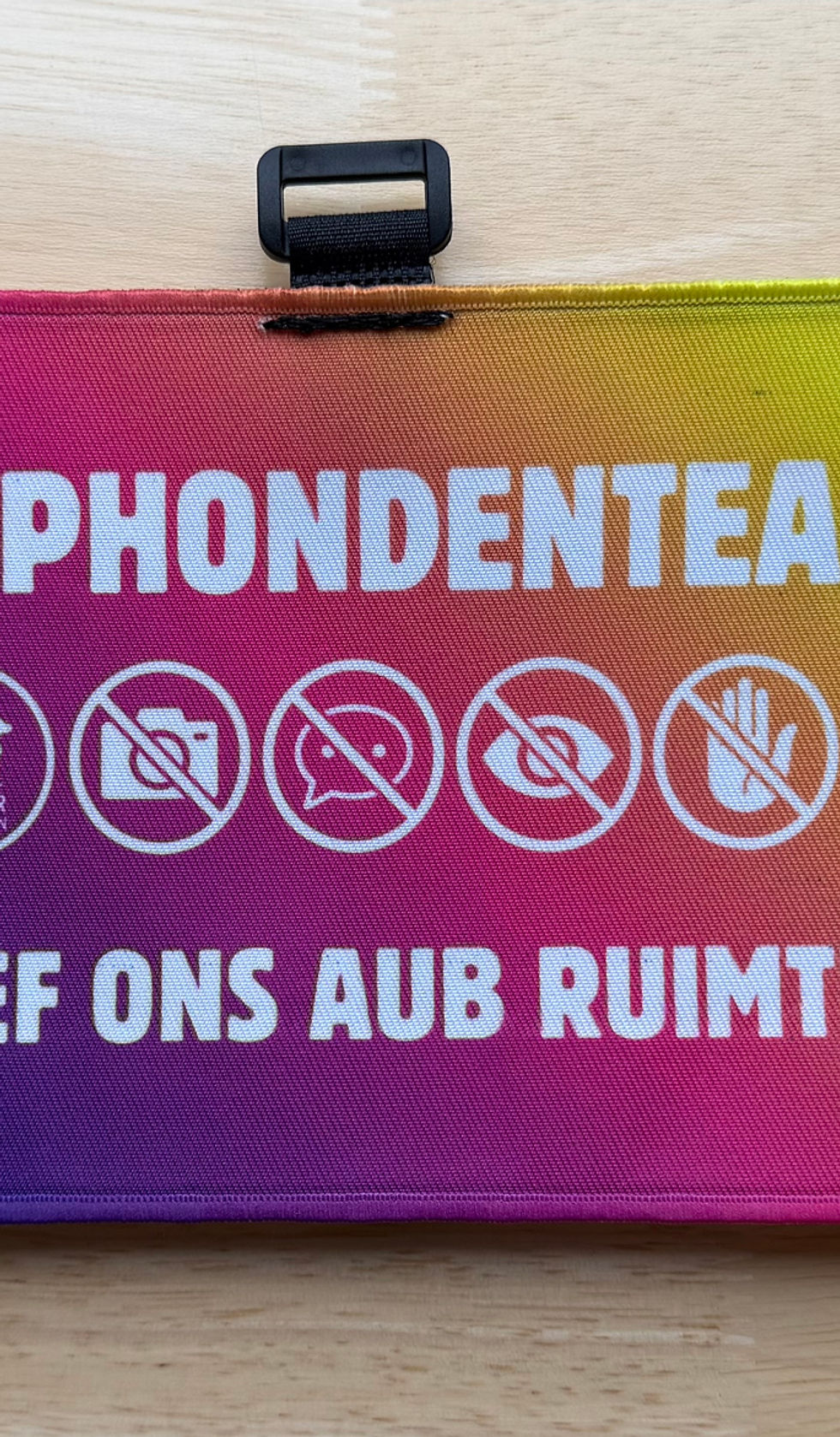 gepersonaliseerde multikleur Backpatch voor hulphondenteam met tekst, pictogrammen en verzoek om ruimte.