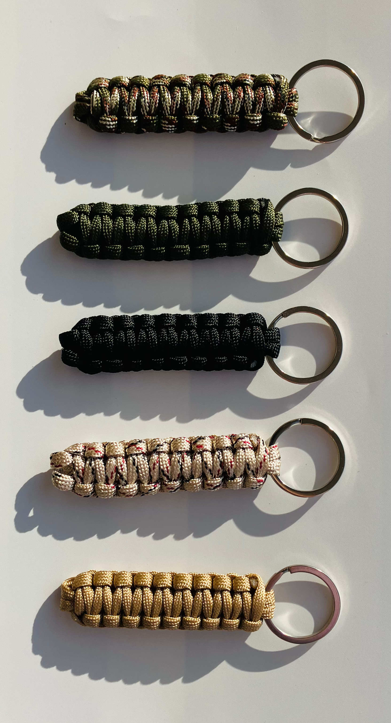 Meerdere TugTools van paracord in neutrale kleuren, ontworpen voor assistentiehonden bij aanleer- en ondersteuningstaken.