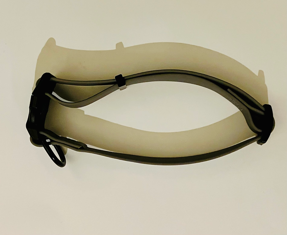 Thumbnail: grijze kunststof halsband met wit/zwarte tekst assistentiehond