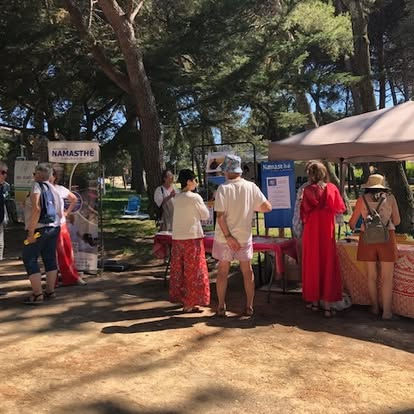 rassemblement Namasthe sur Agde en extérieur avec différents stand