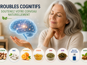 Femme senior sereine tenant un cerveau lumineux illustré en hologramme dans un intérieur apaisant, accompagnée de vignettes naturelles représentant le sélénium, la NAC, la vitamine C, le zinc, l’iode et d’autres soutiens naturels pour les fonctions cognitives.