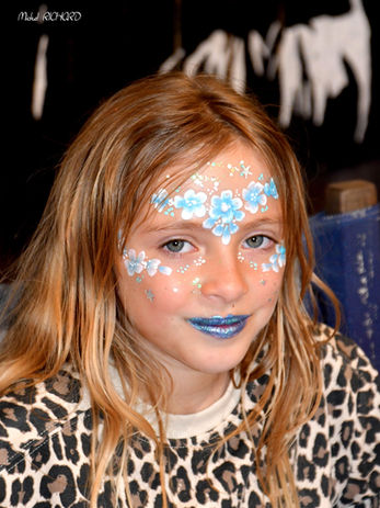 une ensemble de fleur a été maquillé sur une petite fille de 7 ans