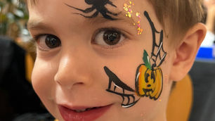 maquillage enfant sur le thème d'Halloween réalisé lors d'un événement à La Grande motte avec un maquillage citrouille