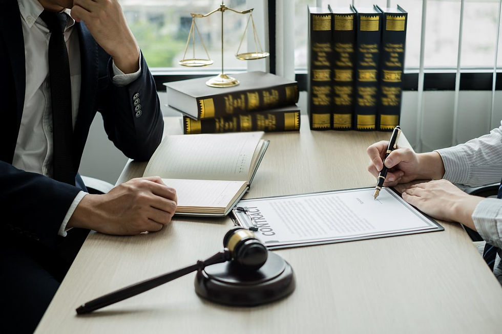 Signature d'un contrat nécessitant une lecture attentive des conditions et engagements.