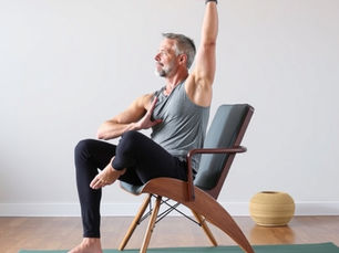 une personne qui fait du yoya sur chaise