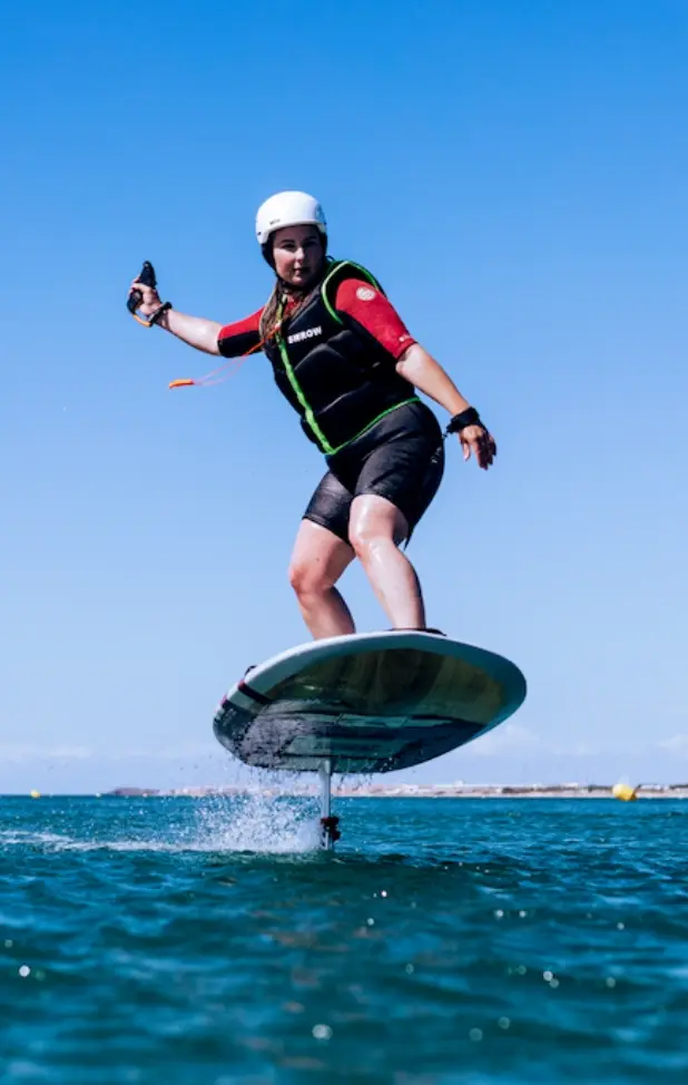 Pratiquant de surf foil électrique volant au-dessus de l'eau à Marseillan.
