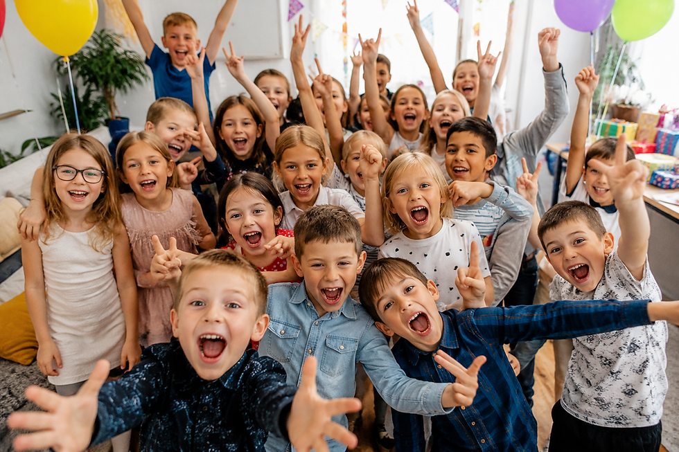 Anniversaire enfant avec 20 enfants pleins d'énergie dans une ambiance festive. Les invités jouent, rient et s'amusent lors d'une animation d'anniversaire à domicile, illustrant la gestion d'un grand groupe d'enfants.