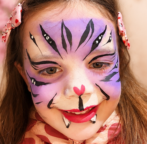 Maquillage artistique enfant chat violet réalisé par Harmonie Créatech