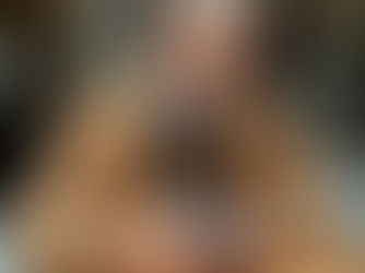 Un homme de 50 ans qui fait un paiement sans contact avec sa carte bleue.jpg