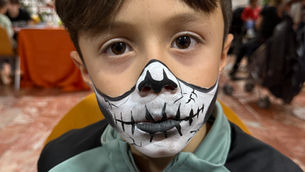 maquillage enfant sur le thème d'Halloween lors d'un événement sur la grande motte dans l'Hérault