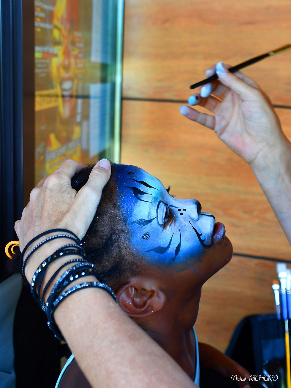 Maquillage enfant tigre avec oreilles pailletées réalisé lors d’un événement