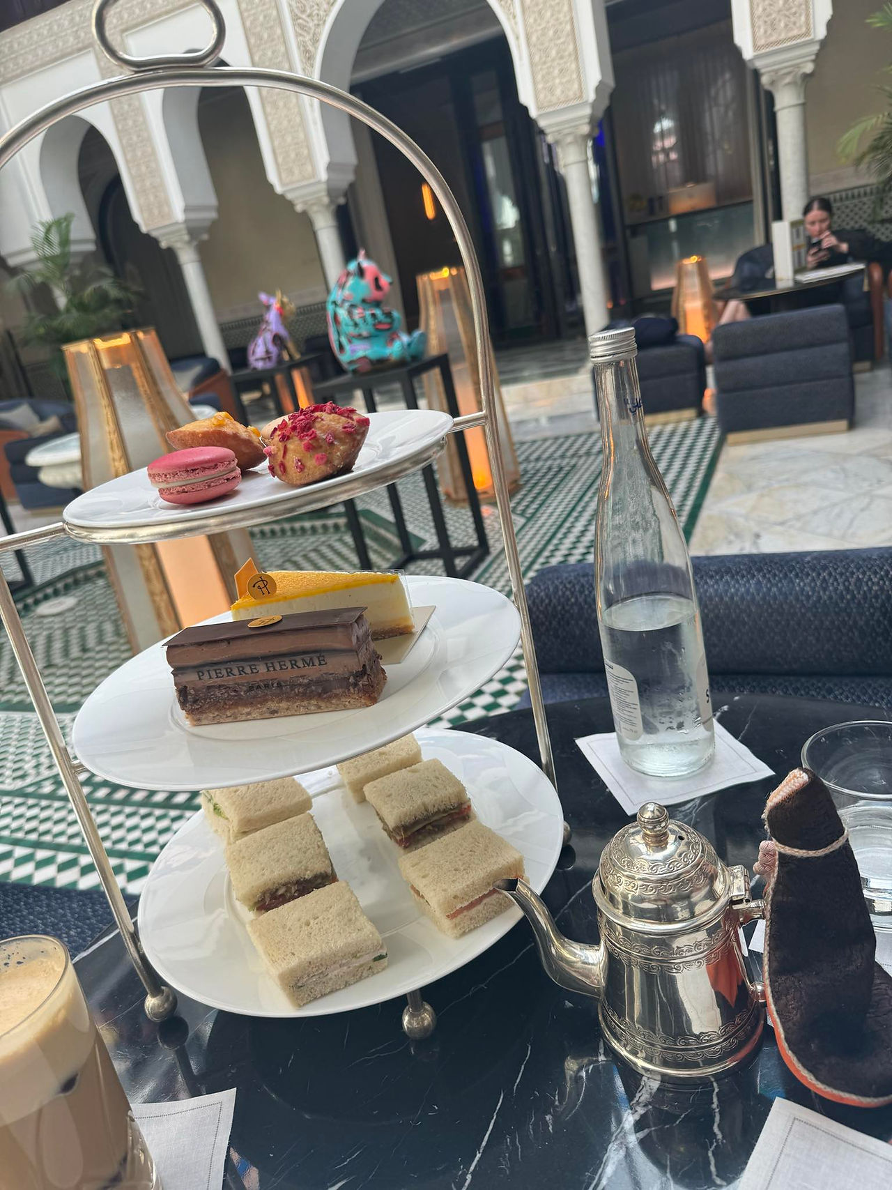 Afternoon tea in a restaurant in Marrakech - Nomadik Morocco