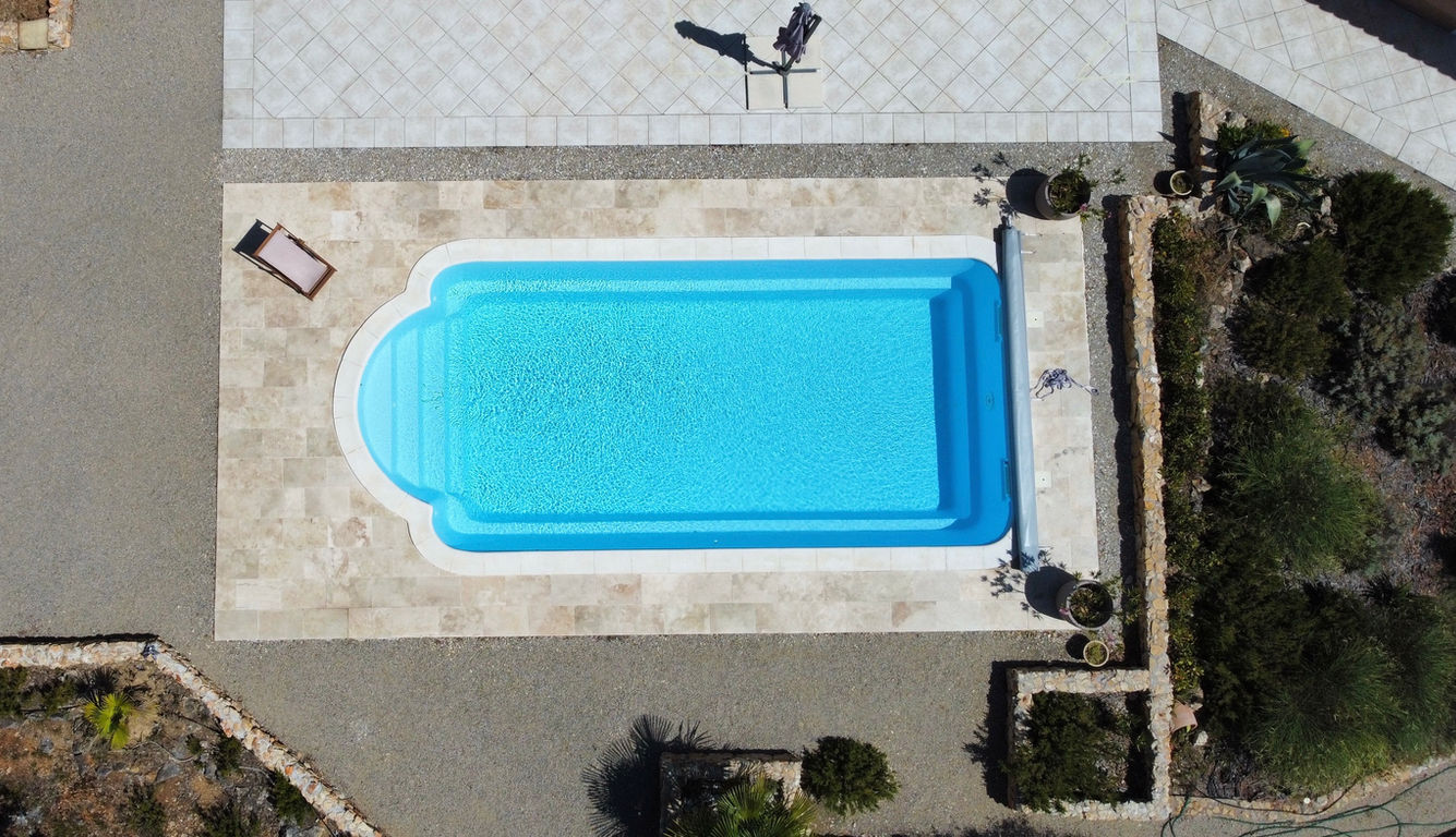 Entretien complet de piscine : nettoyage du fond et de la surface pour une eau cristalline.