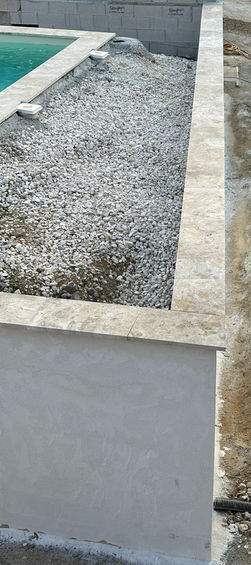 Rénovation des margelles de piscine : installation de pierres naturelles et aménagement des abords pour une plage élégante et sécurisée.