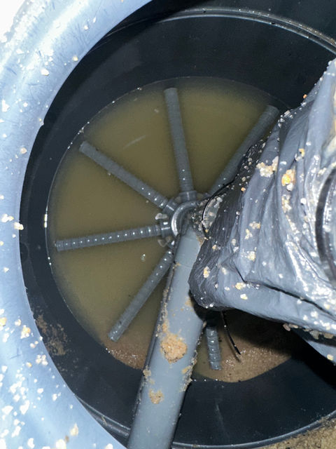 Maintenance et nettoyage du filtre à sable de piscine pour assurer une filtration efficace et garantir une eau saine et cristalline.