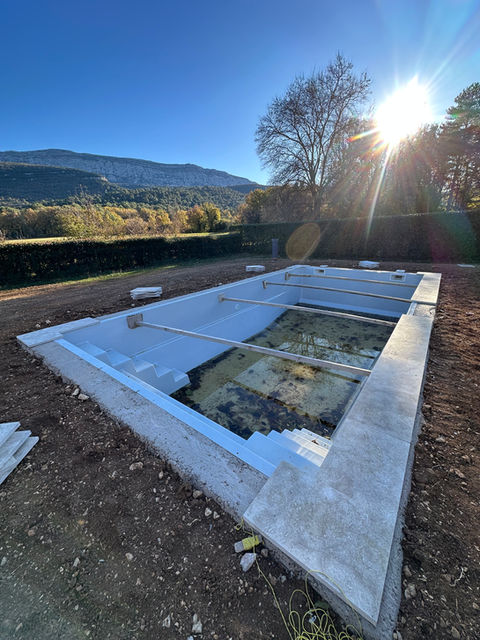 Rénovation des margelles de piscine : installation de pierres naturelles et aménagement des abords.