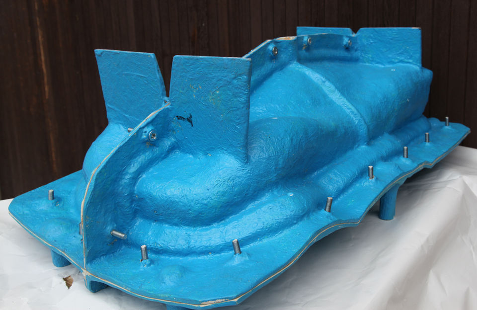 Moule précis en résine pour la fabrication de modèles de voiture, idéal pour la reproduction et la création de prototypes détaillés avec une finition de qualité.