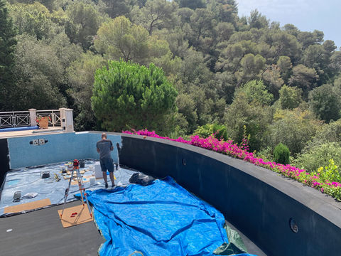 Rénovation de piscine avec mosaïque bleue : revêtement de luxe pour un effet brillant et une couleur d'eau méditerranéenne.