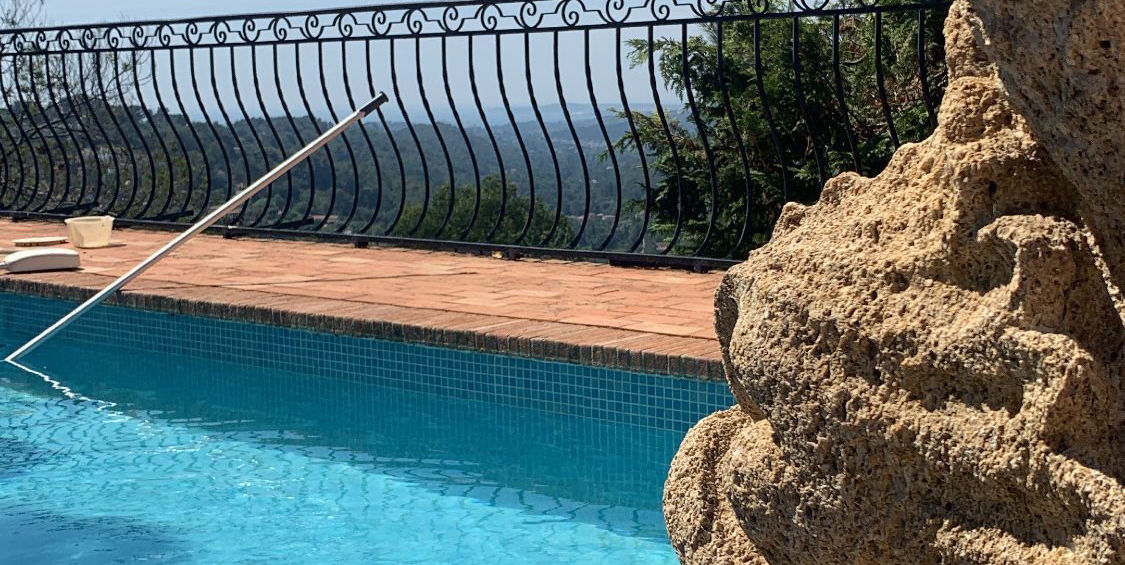 Entretien complet de piscine : nettoyage du fond et de la surface pour une eau cristalline.