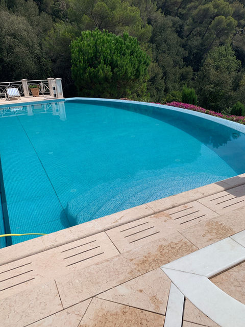 Rénovation de piscine avec mosaïque bleue : revêtement de luxe pour un effet brillant et une couleur d'eau méditerranéenne.