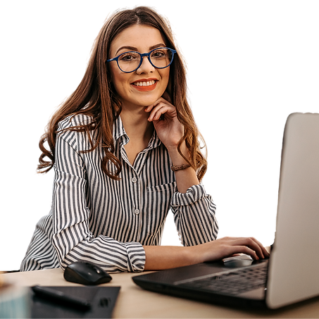 Empresária alegre usando notebook