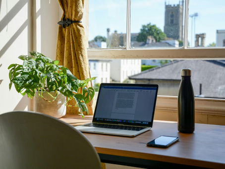 Arbeitsplatz am Fenster