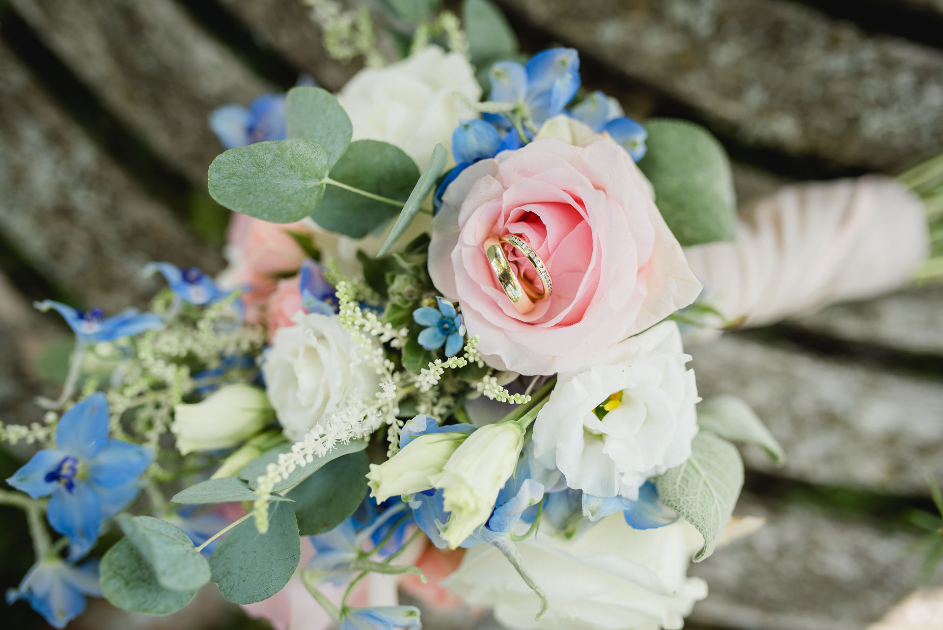 Brautstrauss mit Ringen in den Rosinen Rosen. Blaue und weiße kleine Blümchen