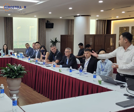 Ông Ngô Minh Phát - Thứ 4 từ trái sang cùng Phái đoàn doanh nghiệp an ninh Israel đến thăm và làm việc với Hội sở Vietcombank tại Hà Nội.