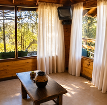 La Cabaña 1 de Complejo Los Abedules ofrece comodidad, calidez y vistas serranas únicas en La Cumbrecita, ideal para descansar rodeado de naturaleza.