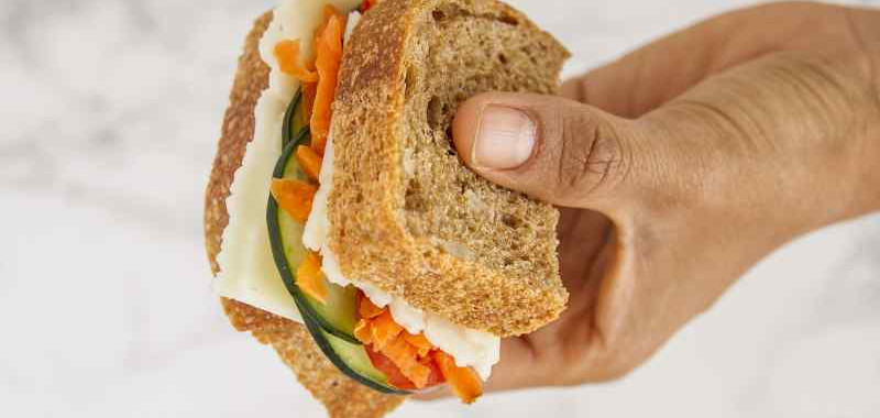 Le mini sandwich pain-fromage et crudités