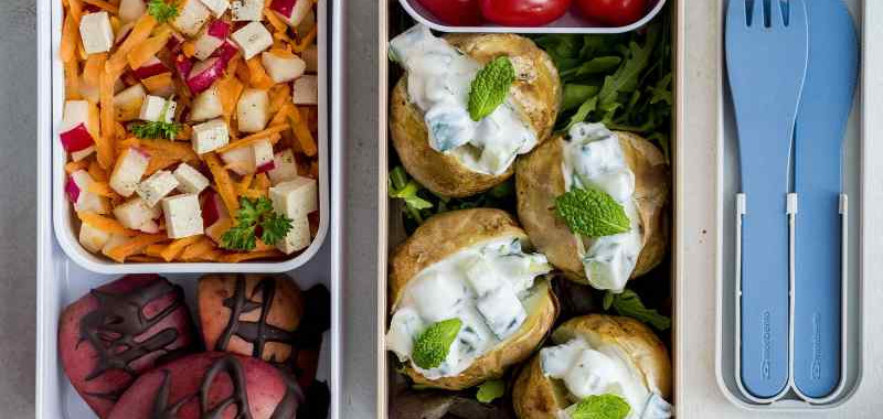 La lunch box avec salade de carottes et kumpir (pommes de terre farcies)