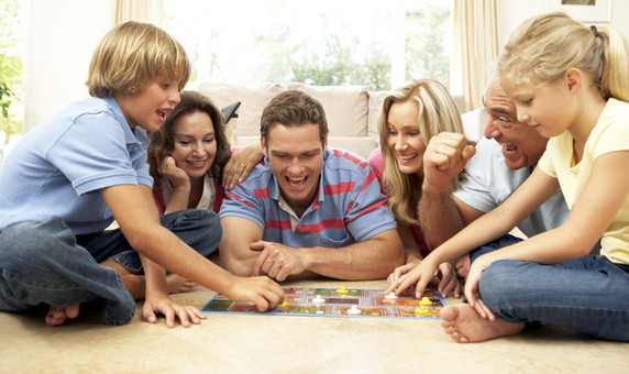 Eine Familie bei einem Spieleabend.
