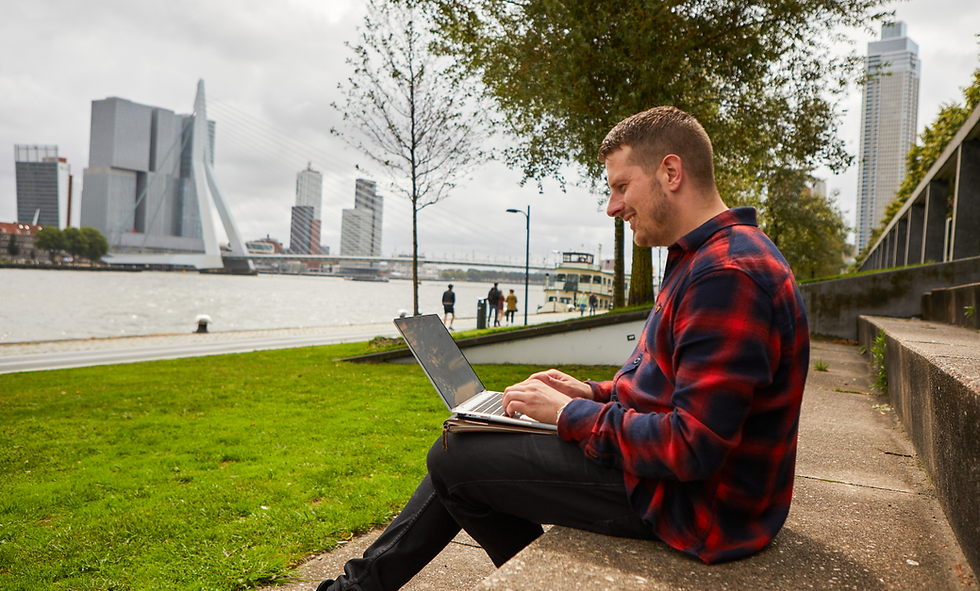 64d92d5d9cf7e184e8fd40e5_Martijn with laptop.png