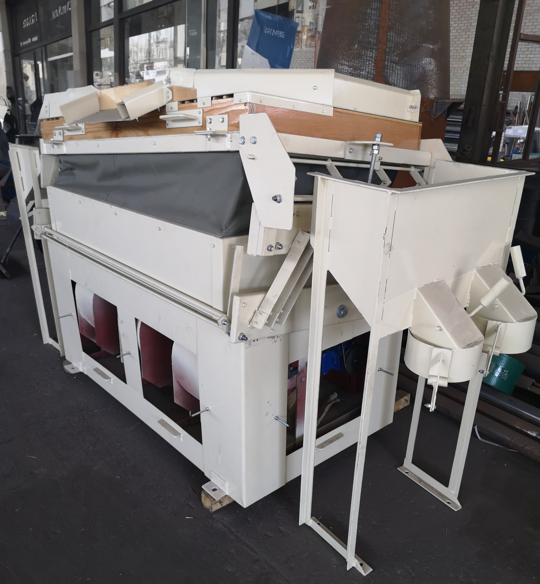 Gravity table for peanut density separation
