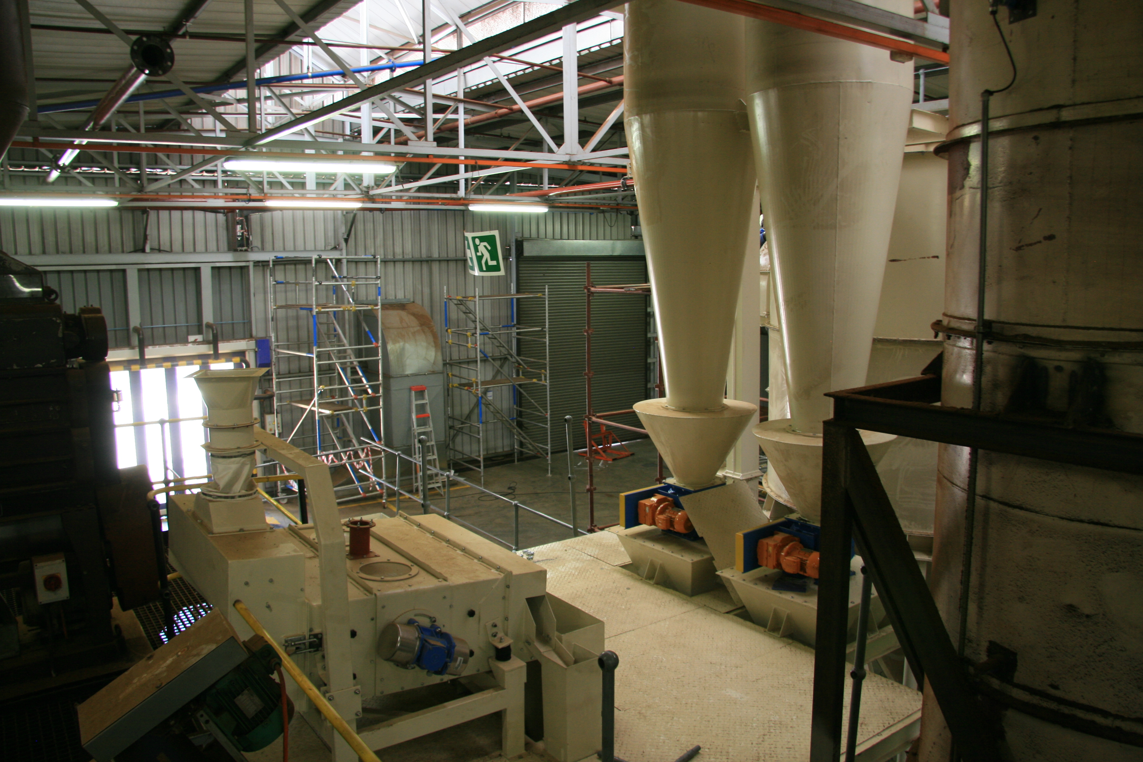 Grain cleaner with integrated cyclone dust extraction