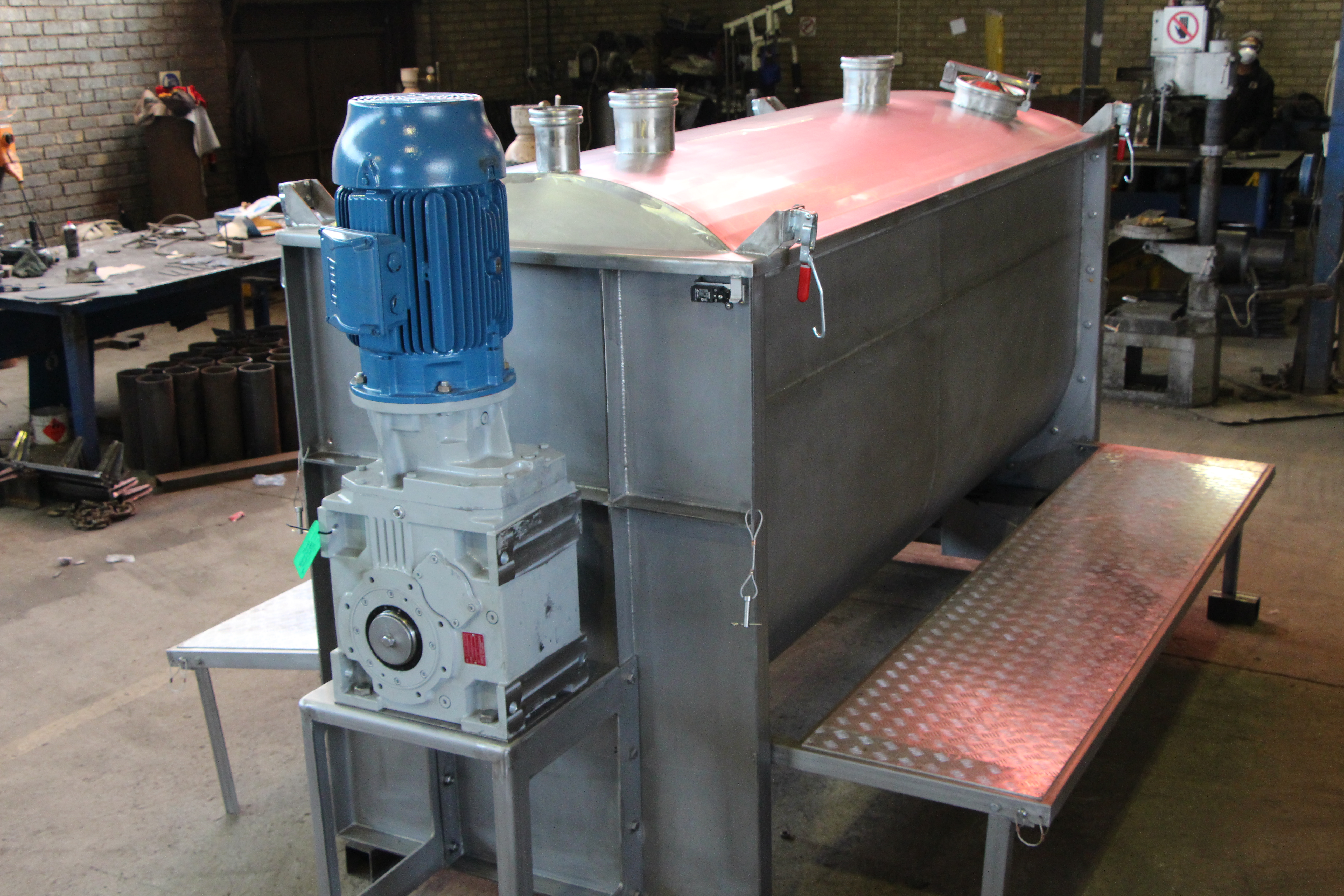 Ribbon blender for chicken feed production