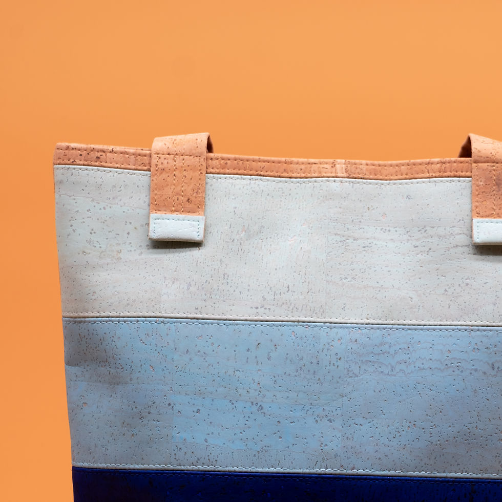 Miniaturbild: vegane Korkshopper aus Naturkork an der Rückseite, auf der Vorderseite blaues Colourblocking