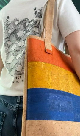 veganer Korkshopper Bogotá aus Naturkork und Kork im Colorblocking Stil in drei verschiedenen Farben (Orange, Gelb und Königsblau)