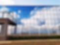 Fachada da empresa Aylag, toda espelhada com reflexo das nuvens.
