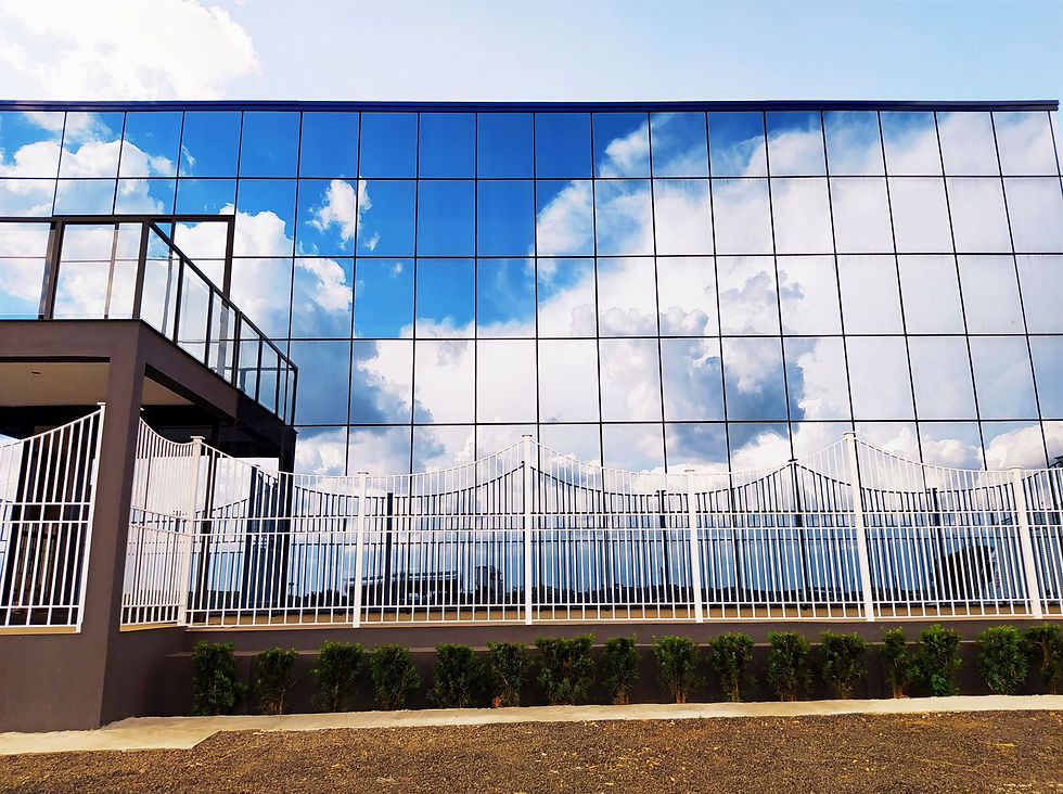 Fachada frontal da empresa Aylag, vidros glazing espelhados.