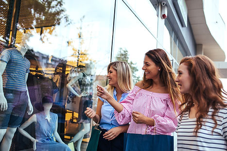femmes faisant du shopping