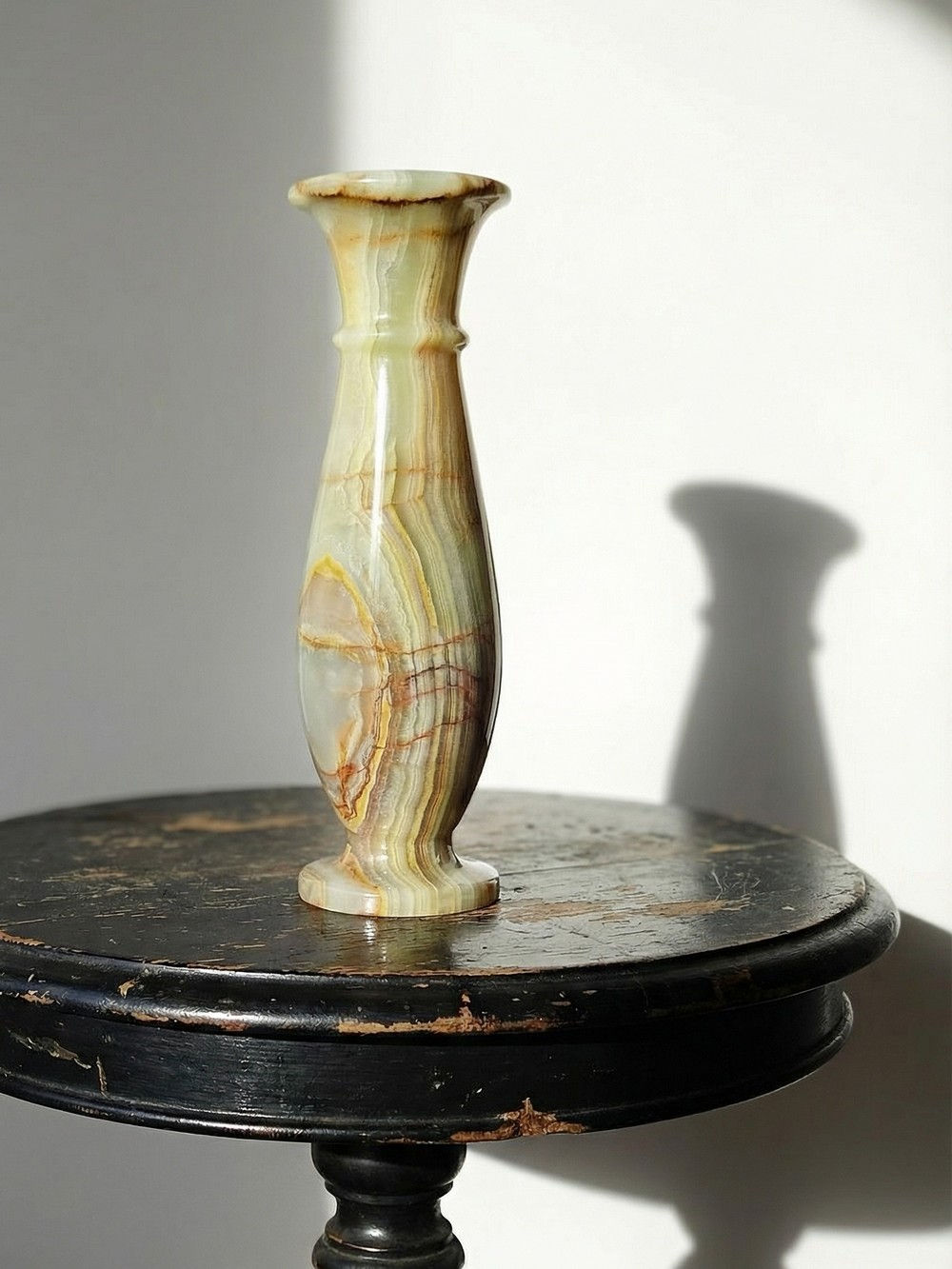 Petit vase balustre vintage en onyx strié vert Italie mid-century