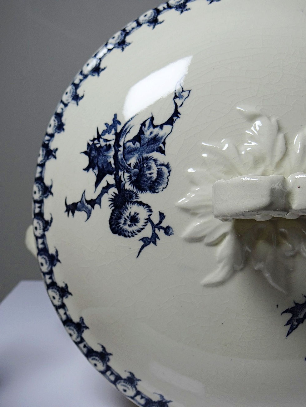 Miniature : Soupière ancienne 1890-1910 porcelaine opaque terre de fer Gien modèle Chardons
