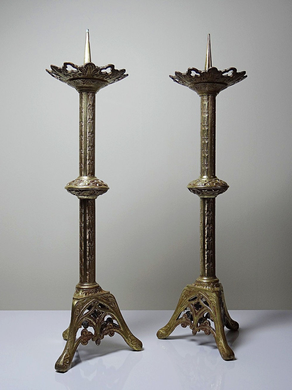 Miniature : Grande paire de piques-cierges anciens en bronze doré, style gothique XIXe