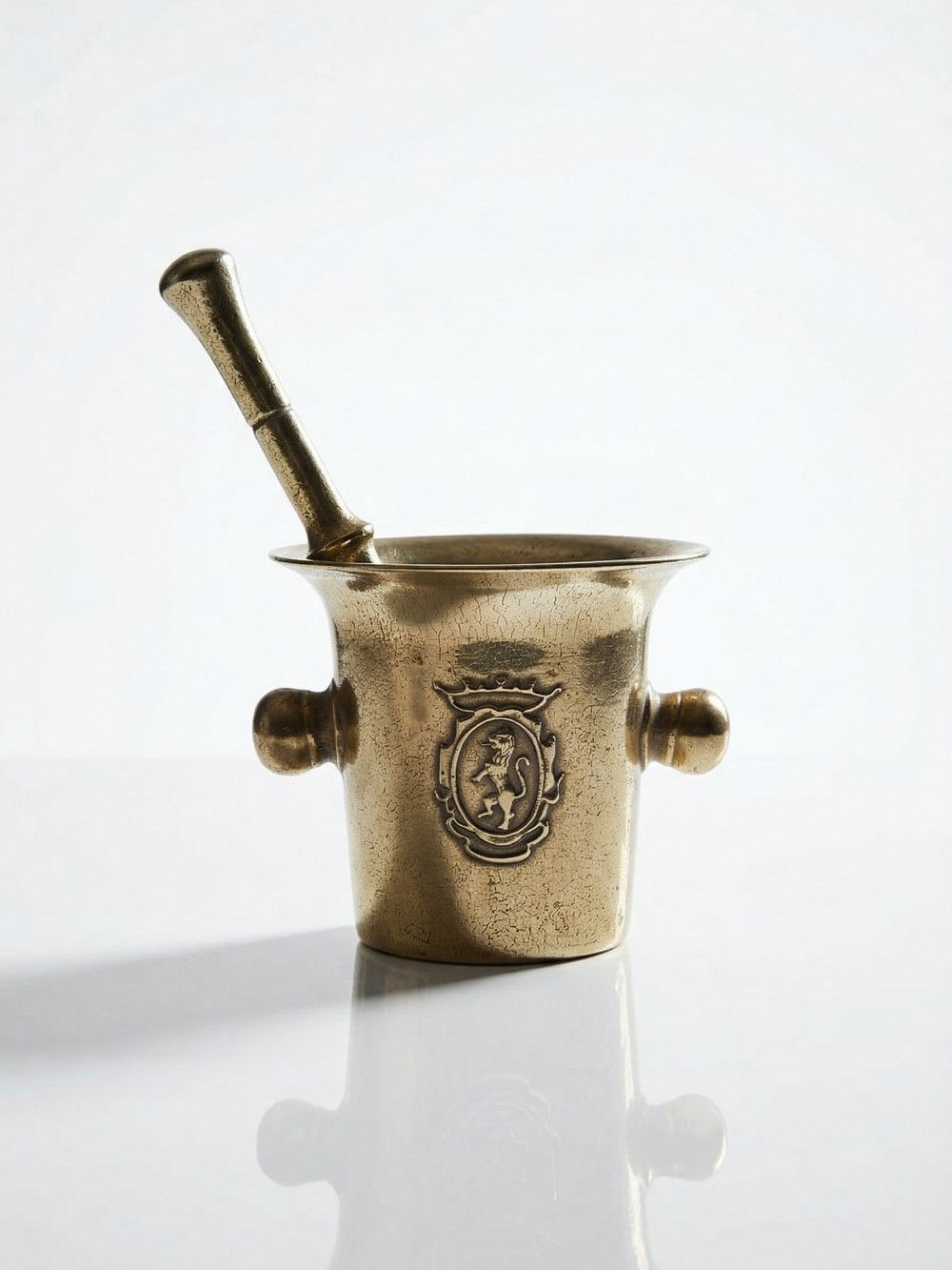 Mortier et pilon d’apothicaire en bronze doré décor héraldique XXe