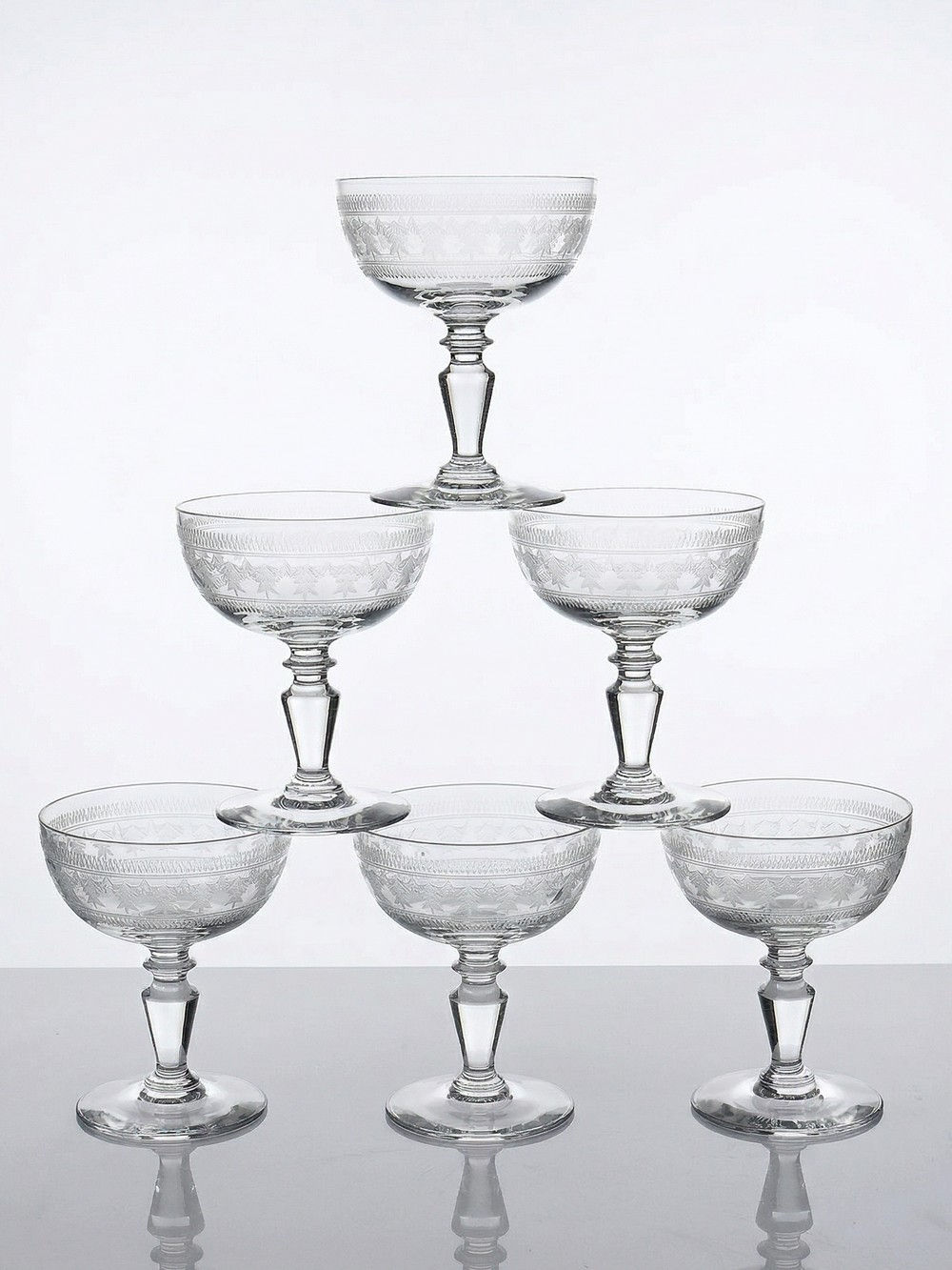 Suite de 6 coupes à champagne anciennes cristal fin gravé étoilé XIX-XXe