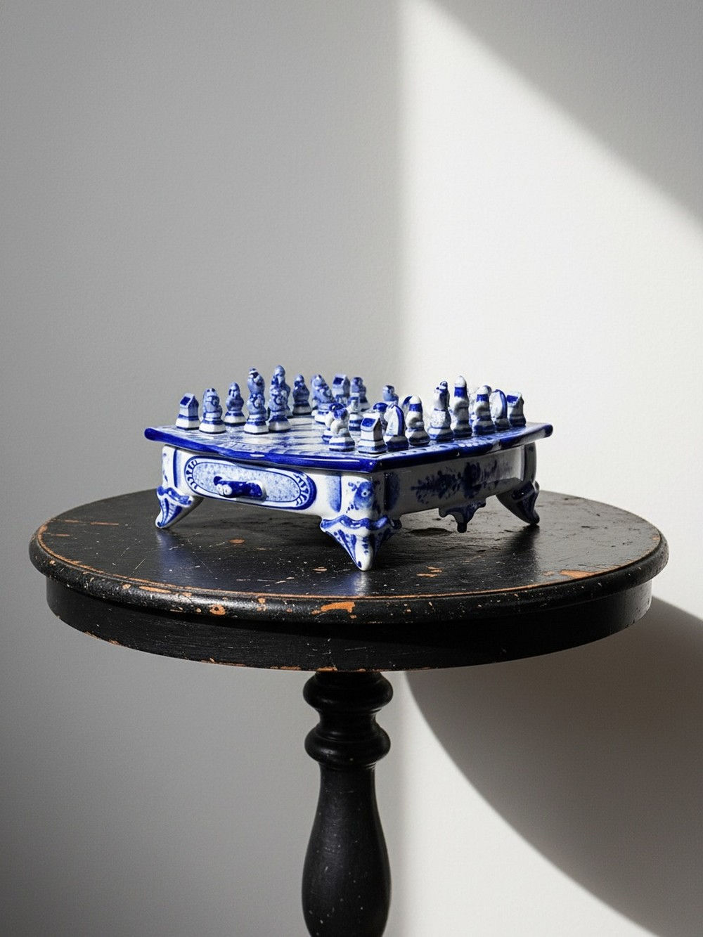 Rare et unique Echiquier de voyage porcelaine de Gzhel signé Yuri Garanin